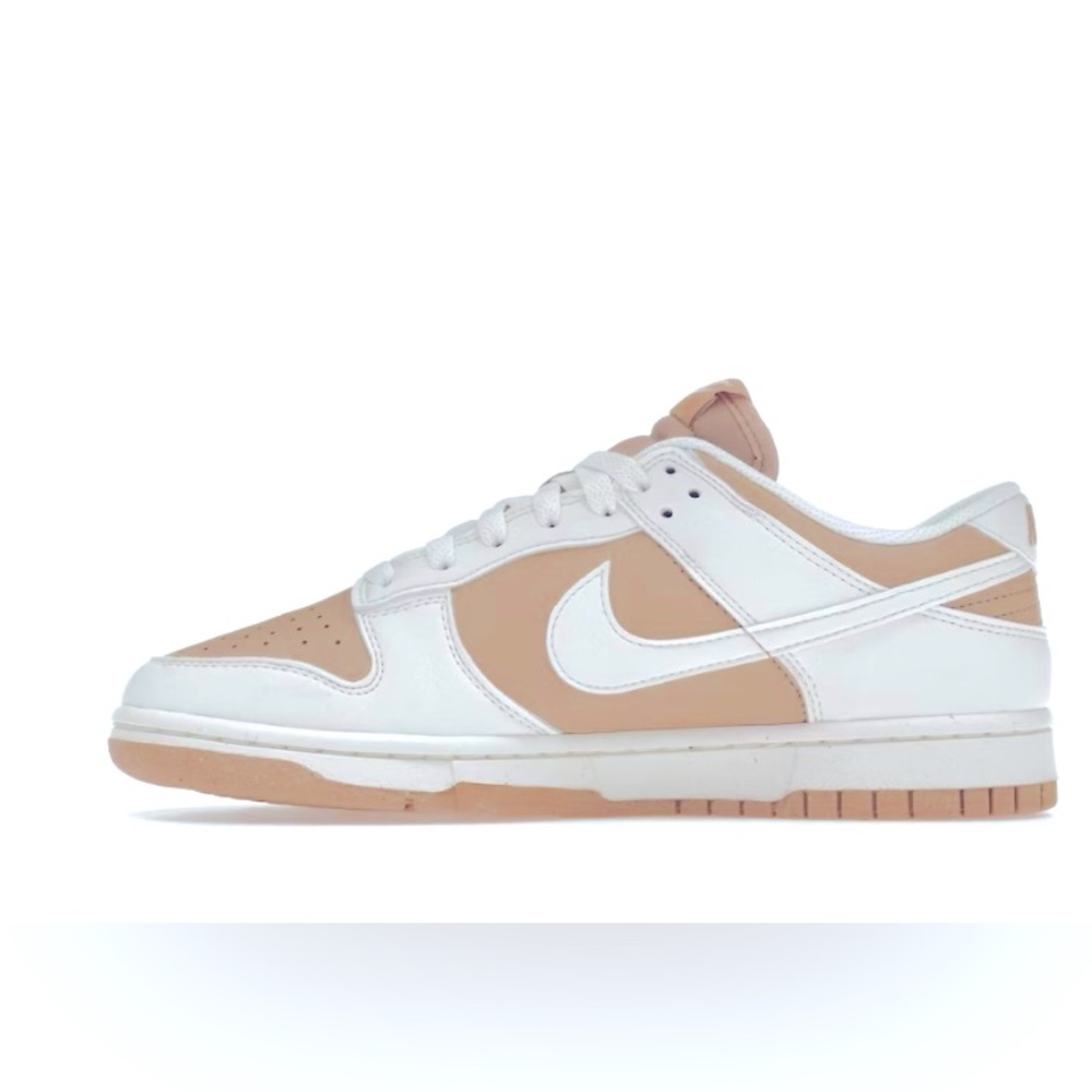 Women Nike dunk brand new worn one time. Original box